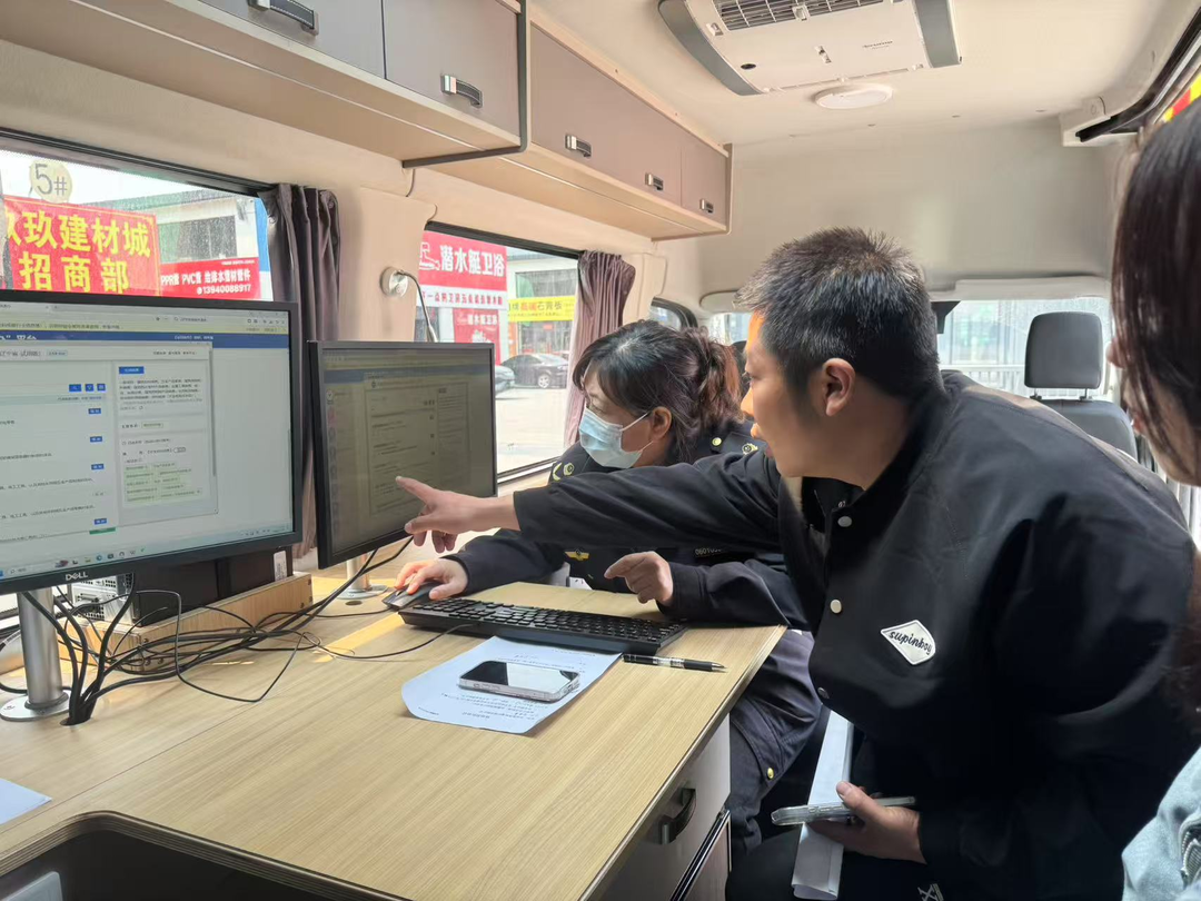 沈陽市大東區(qū)市場監(jiān)督管理局將政務(wù)服務(wù)窗口“搬”到商戶“家門口”，現(xiàn)場為經(jīng)營主體集中辦理并頒發(fā)營業(yè)執(zhí)照。沈陽市營商局供圖