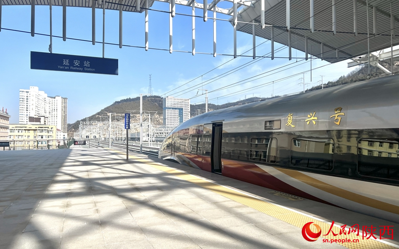2025年12月26日，C9312次復(fù)興號(hào)列車抵達(dá)延安站。人民網(wǎng)記者 鄧楠攝