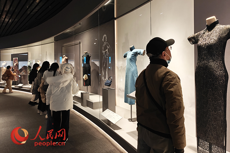 觀眾在上海博物館參觀展覽。人民網(wǎng)記者 韋衍行攝