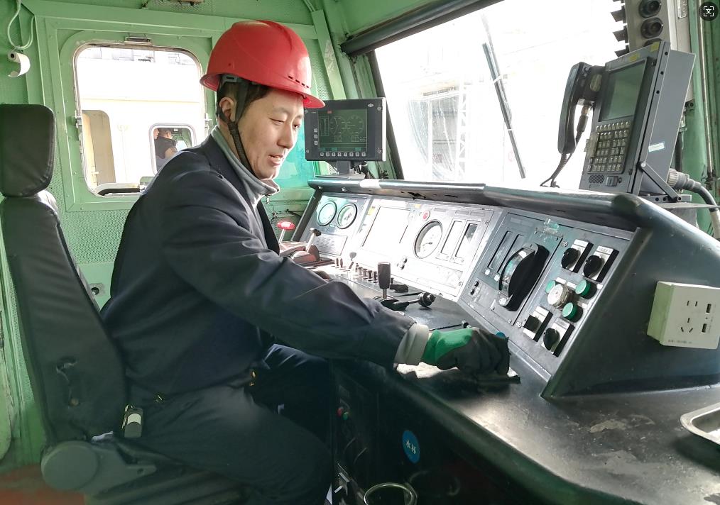 韓文盛正在檢查司機(jī)室操作臺。張秋生 攝