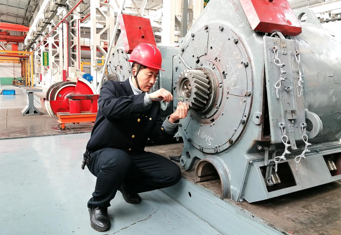 韓文盛用深度尺測量牽引電機(jī)主動齒輪裝入量。
