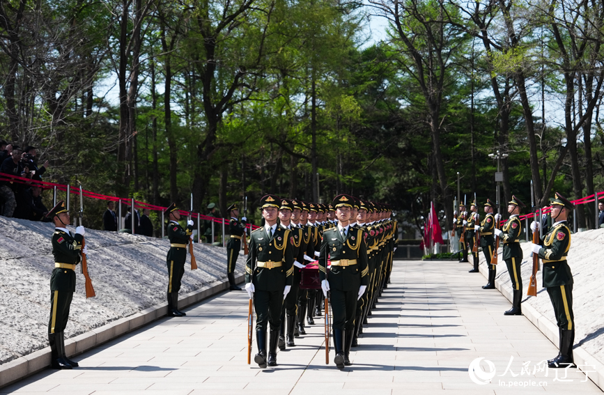 第十三批在韓中國人民志愿軍烈士安葬儀式現(xiàn)場。人民網(wǎng)記者 邱宇哲攝