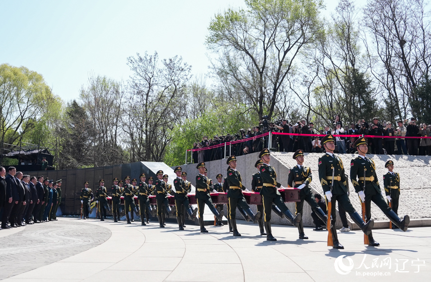第十三批在韓中國人民志愿軍烈士安葬儀式現(xiàn)場。人民網(wǎng)記者 邱宇哲攝