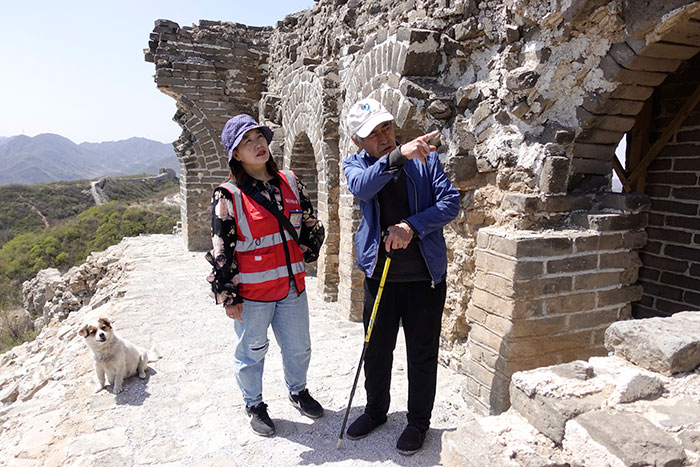 在明長城遺址上，梅景田給外甥女劉紅巖講述長城故事。