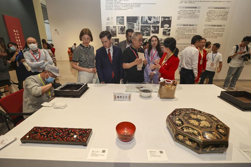 2023年5月28日，北京，推光漆器匠人為駐華使節(jié)展示技藝。