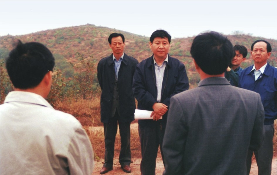 1999年11月，習(xí)近平在龍巖市長汀縣河田水土流失治理區(qū)調(diào)研。圖源：《習(xí)近平在福建（下）》