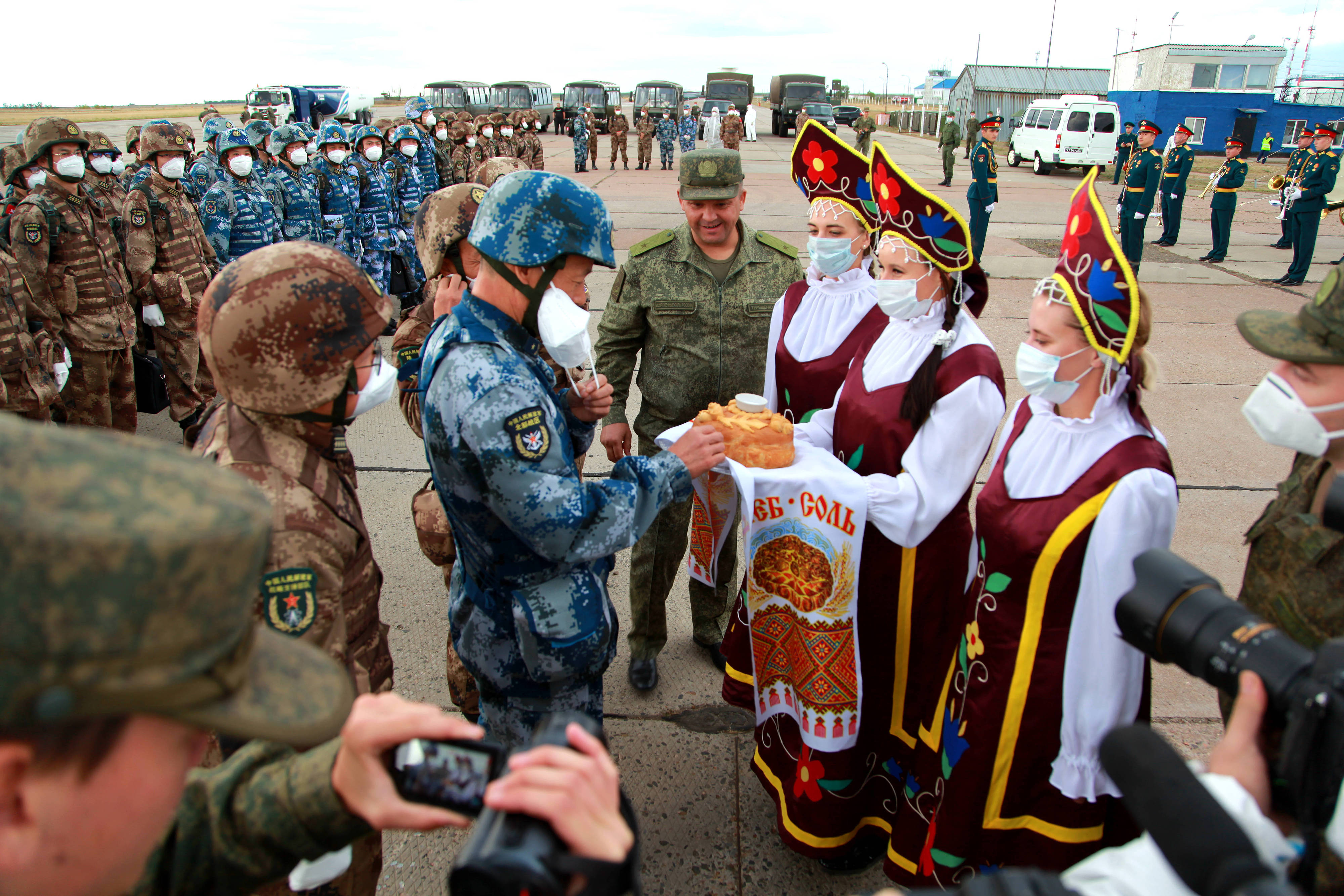當(dāng)?shù)貢r間2021年9月10日，跨境參加“和平使命-2021”上海合作組織成員國聯(lián)合反恐軍演的中方部隊導(dǎo)演部抵達(dá)俄羅斯奧倫堡“東古茲”靶場演習(xí)地域。圖為俄方人員為中方人員舉行歡迎儀式。