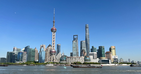 沿蘇州河遠(yuǎn)眺陸家嘴城市建筑群。人民網(wǎng) 馬作鵬 攝