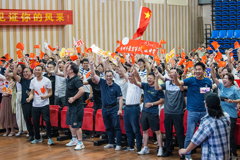 北京時間7月27日，2024年巴黎奧運會首個比賽日，在射擊10米氣步槍混合團體比賽中，中國選手黃雨婷/盛李豪獲得金牌。圖為黃雨婷的母校師生們通過收看奧運直播的方式為她加油助威。