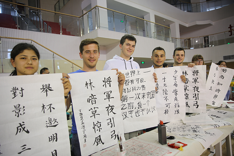2017年6月5日，來自青島大學(xué)和中國石油大學(xué)（華東）的外國留學(xué)生在展示剛剛現(xiàn)場完成的書法作品。