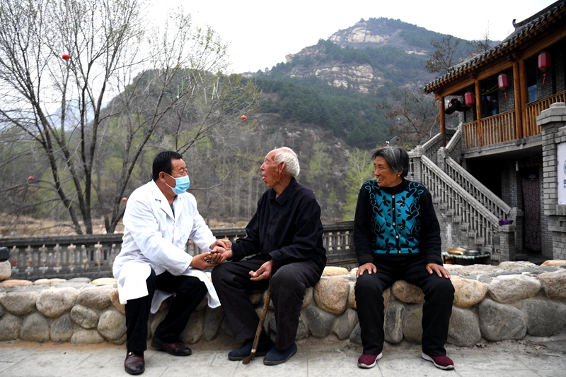2020年4月15日，在河北阜平縣龍泉關(guān)鎮(zhèn)駱駝灣村，村醫(yī)霍建國為村民把脈。