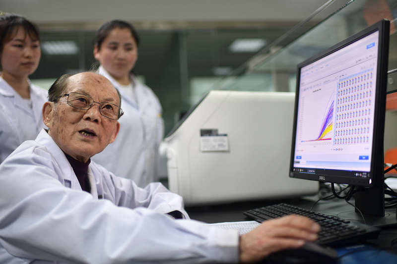 2021年6月17日，吳天一（前）在青海西寧的實(shí)驗(yàn)室內(nèi)和學(xué)生討論。