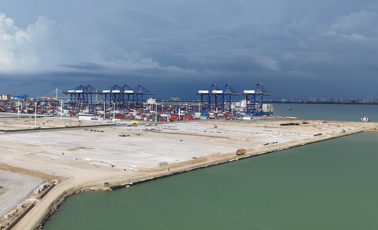 海南洋浦區(qū)域國(guó)際集裝箱樞紐港擴(kuò)建工程項(xiàng)目現(xiàn)場(chǎng)。人民網(wǎng)記者 牛良玉攝