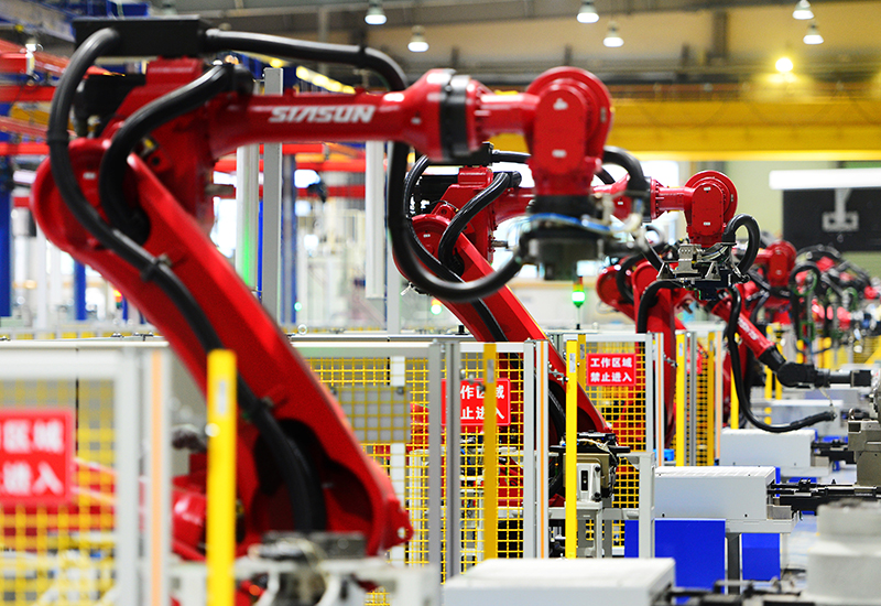 2019年11月22日，沈陽，一家數(shù)字化智能工廠內(nèi)，名為SR210的機(jī)器人正在自主地抓取各種零部件，快速組裝稍小的工業(yè)機(jī)器人。