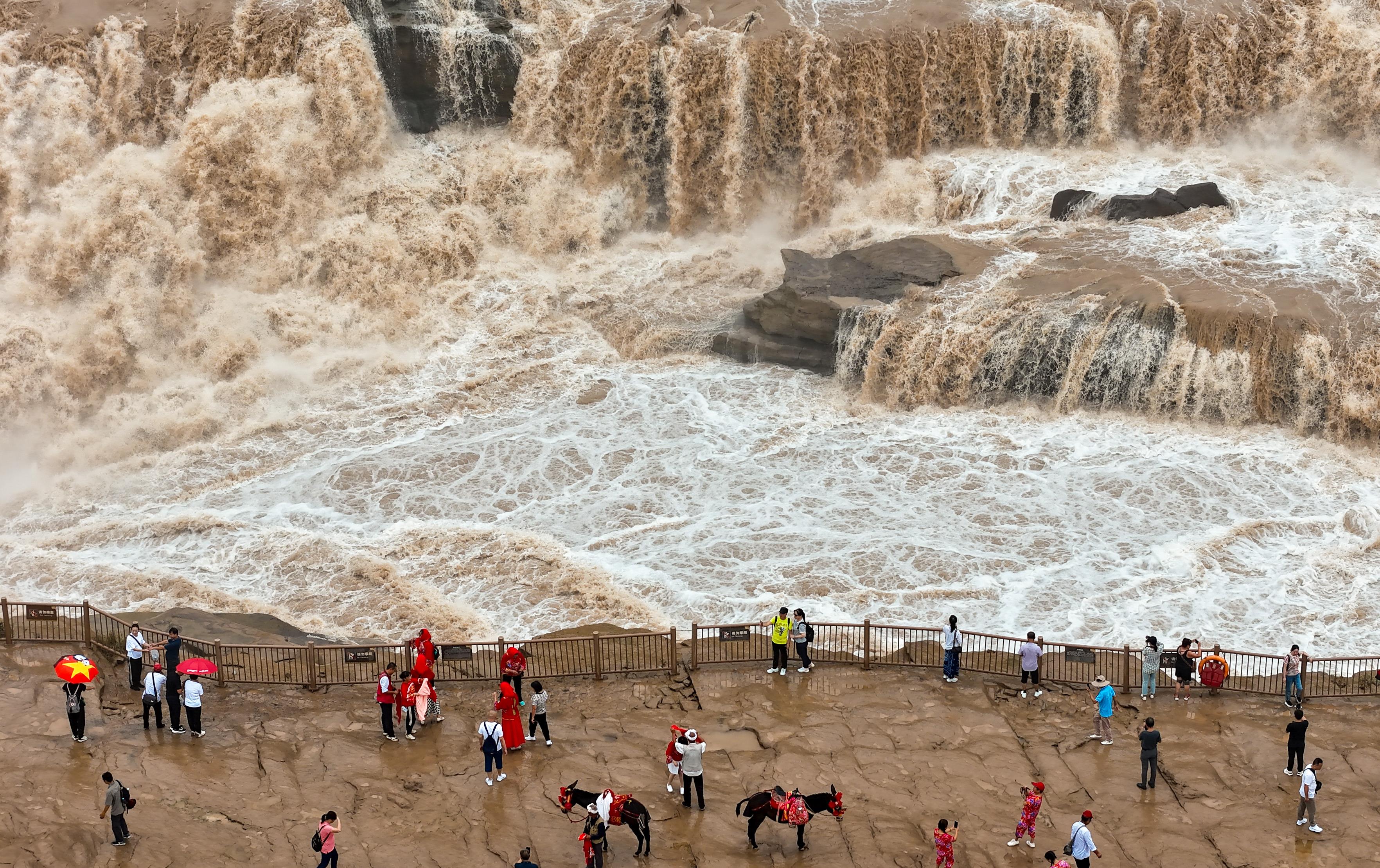 △2024年9月，游客在黃河壺口瀑布景區(qū)游覽。