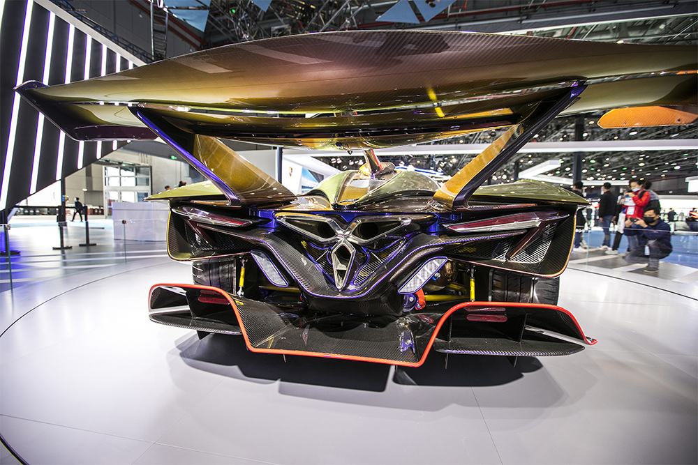 2020年11月5日，上海，來(lái)自德國(guó)的全球首款全碳纖維跑車亮相進(jìn)博會(huì)。該車總重量只有1250KG。