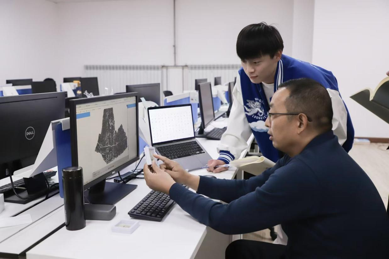 安陽(yáng)師范學(xué)院甲骨文信息處理教育部重點(diǎn)實(shí)驗(yàn)室，劉永革正在給學(xué)生講甲骨文。受訪者供圖