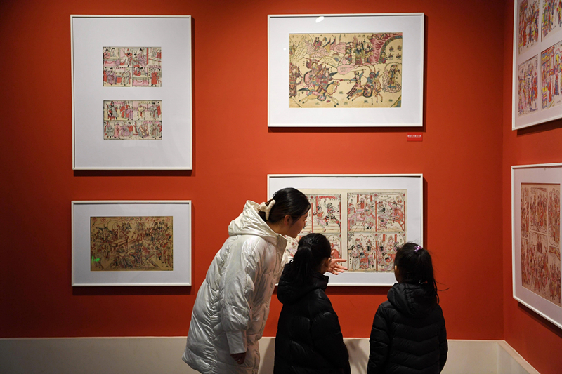 2023年2月3日，游客在河北武強年畫博物館參觀。