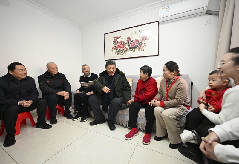 2025年1月23日上午，習(xí)近平總書(shū)記在遼寧沈陽(yáng)大東區(qū)長(zhǎng)安街道長(zhǎng)安小區(qū)考察時(shí)，走進(jìn)居民郎素蘭家中看望。