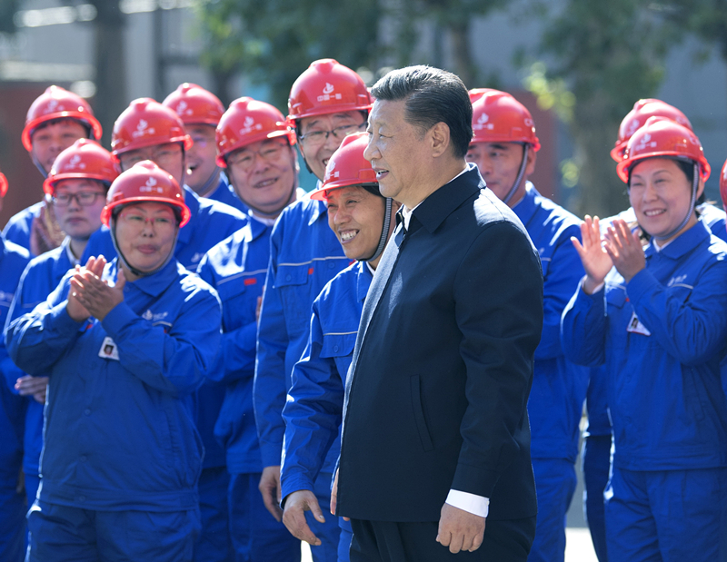 2018年9月26日，在中國一重集團，習近平總書記走到工人中間，同大家親切交流。