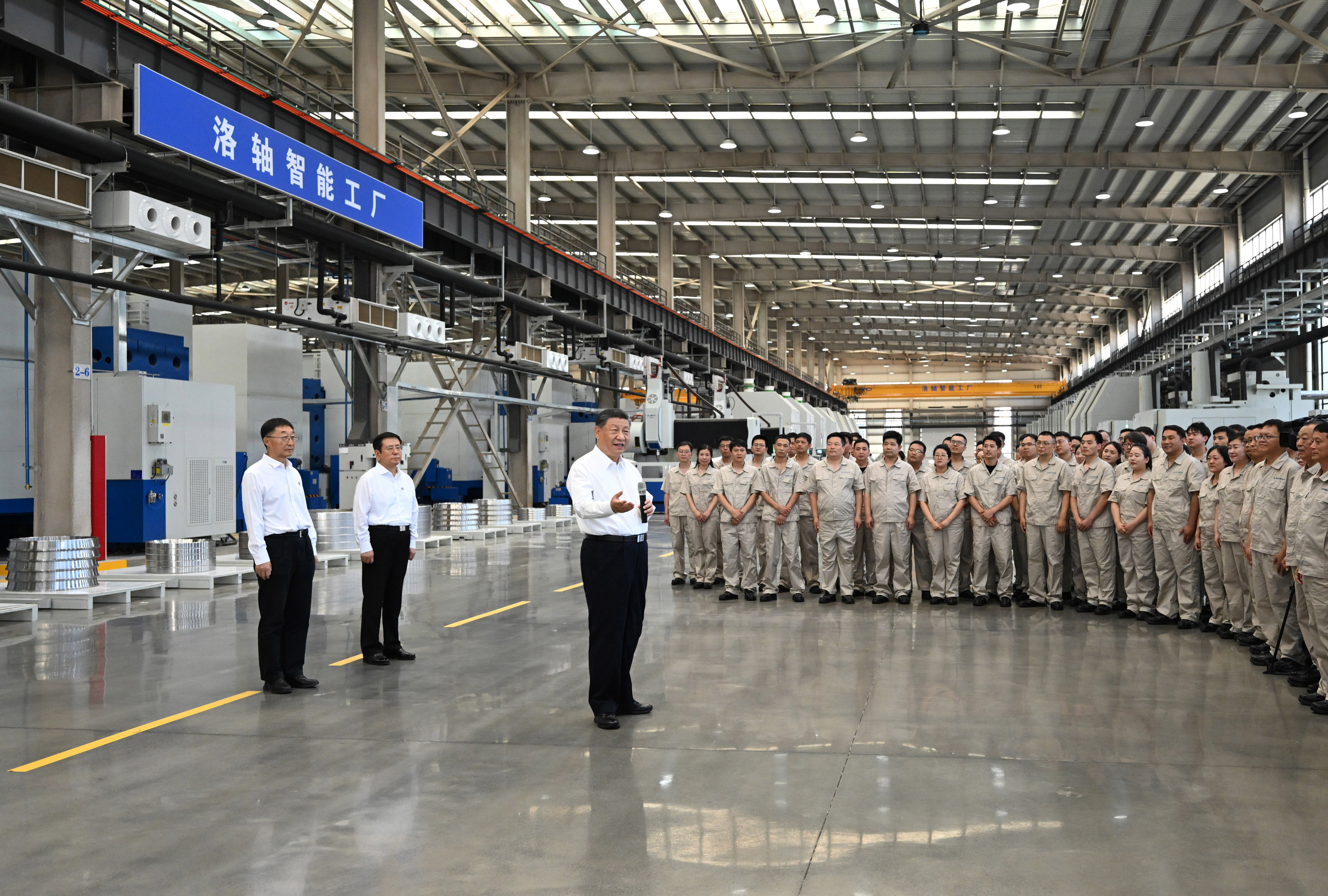 5月19日至20日，中共中央總書記、國家主席、中央軍委主席習(xí)近平在河南考察。這是19日下午，習(xí)近平在洛陽軸承集團(tuán)股份有限公司智能工廠考察時，同企業(yè)職工親切交流。新華社記者 燕雁 攝