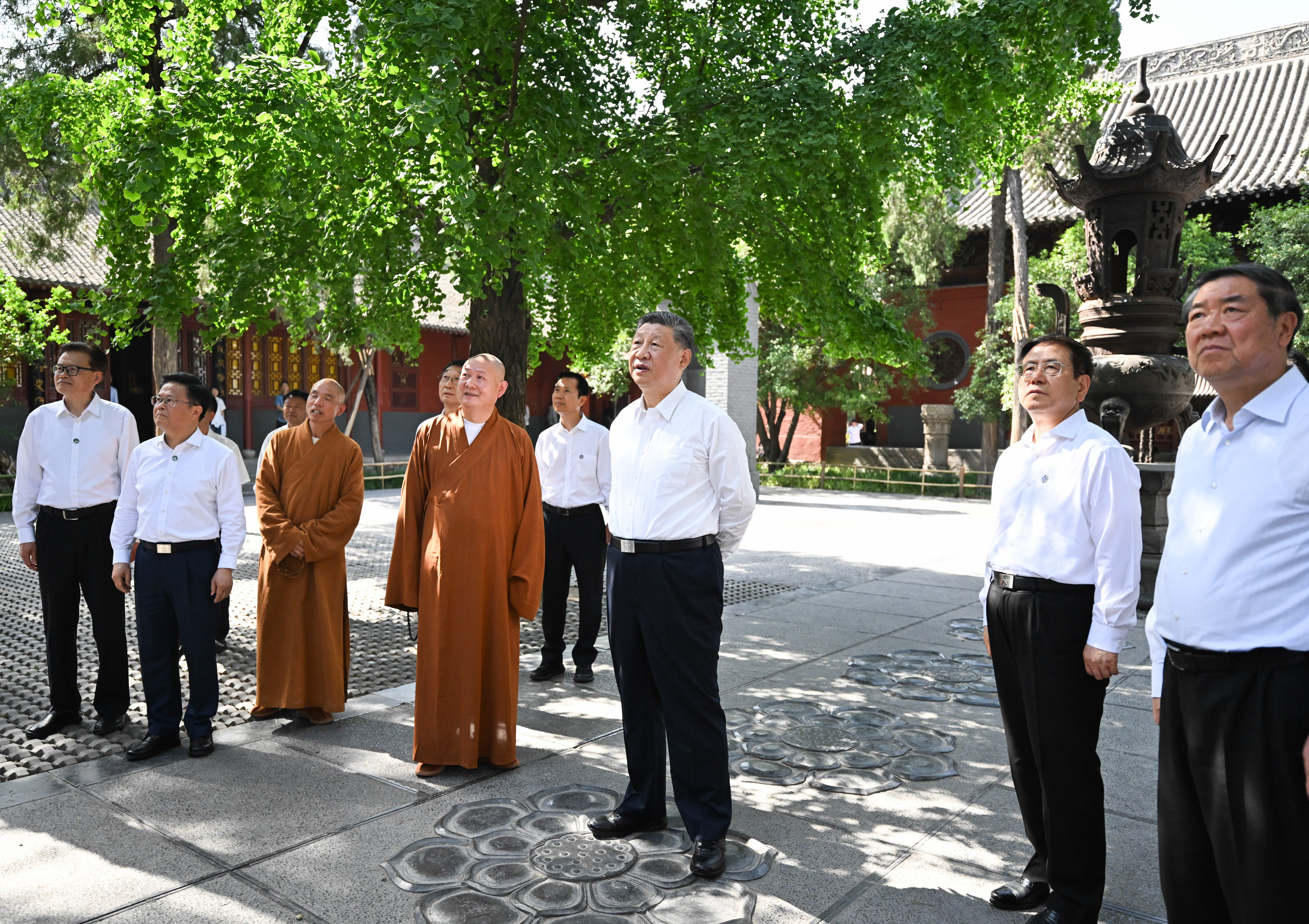 5月19日至20日，中共中央總書記、國家主席、中央軍委主席習(xí)近平在河南考察。這是19日下午，習(xí)近平在洛陽白馬寺考察。新華社記者 燕雁 攝