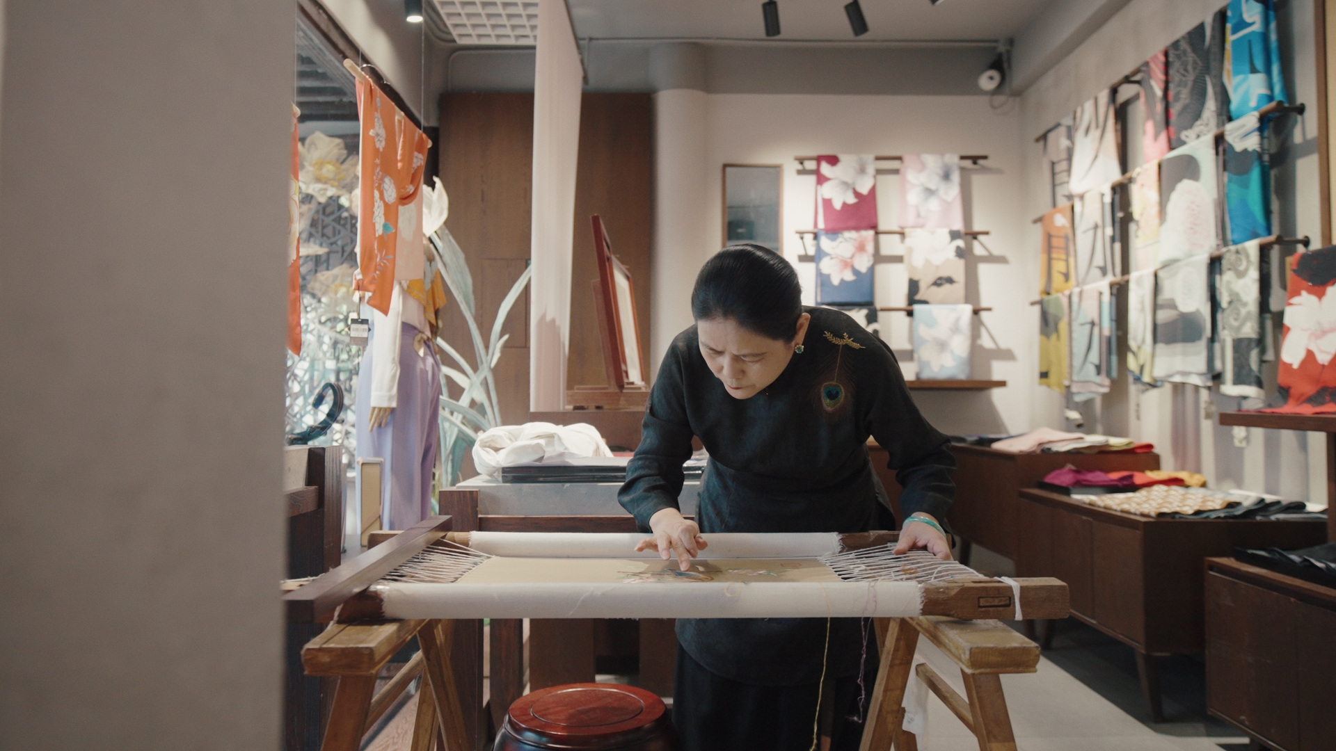 蘇繡代表性傳承人盧建英正在繡制作品。人民網(wǎng)記者 葛泰佚攝