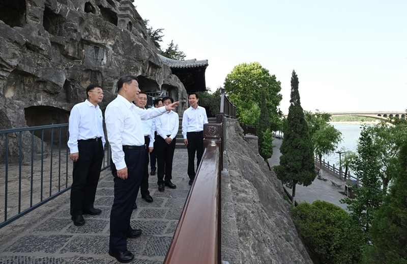 2025年5月19日至20日，中共中央總書(shū)記、國(guó)家主席、中央軍委主席習(xí)近平在河南考察。這是19日下午，習(xí)近平在洛陽(yáng)龍門(mén)石窟考察。新華社記者 謝環(huán)馳 攝