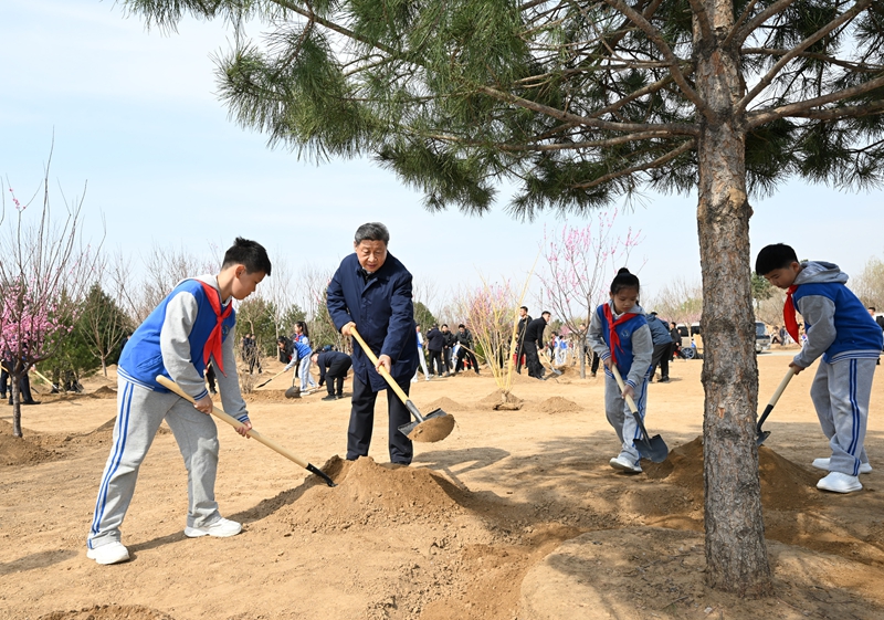 2025年4月3日，習(xí)近平總書記來到北京豐臺(tái)區(qū)永定河畔參加首都義務(wù)植樹活動(dòng)。