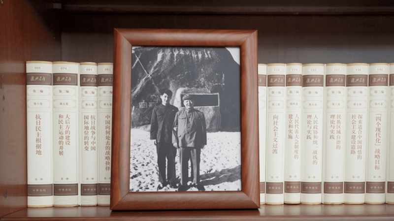 2022年12月31日，習(xí)近平辦公室的書(shū)架上擺放著他和父親的合影。