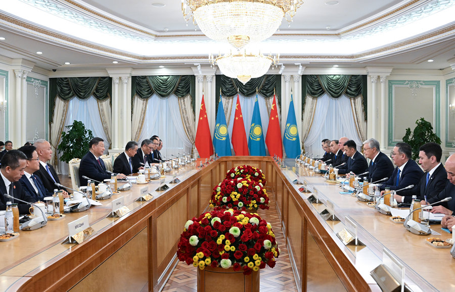當(dāng)?shù)貢r(shí)間6月16日下午，哈薩克斯坦總統(tǒng)托卡耶夫同中國(guó)國(guó)家主席習(xí)近平在阿斯塔納總統(tǒng)府舉行會(huì)談。