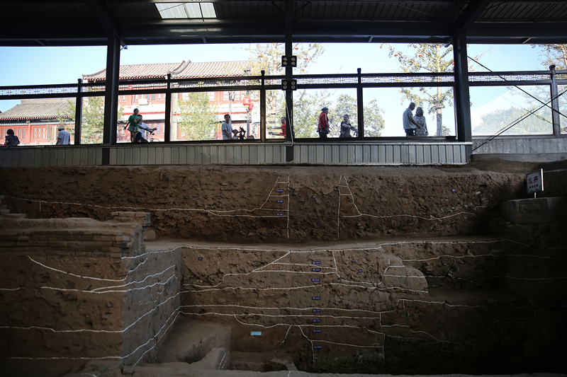 2019年9月7日，人們透過(guò)玻璃幕墻看開(kāi)元寺南廣場(chǎng)遺址考古現(xiàn)場(chǎng)。