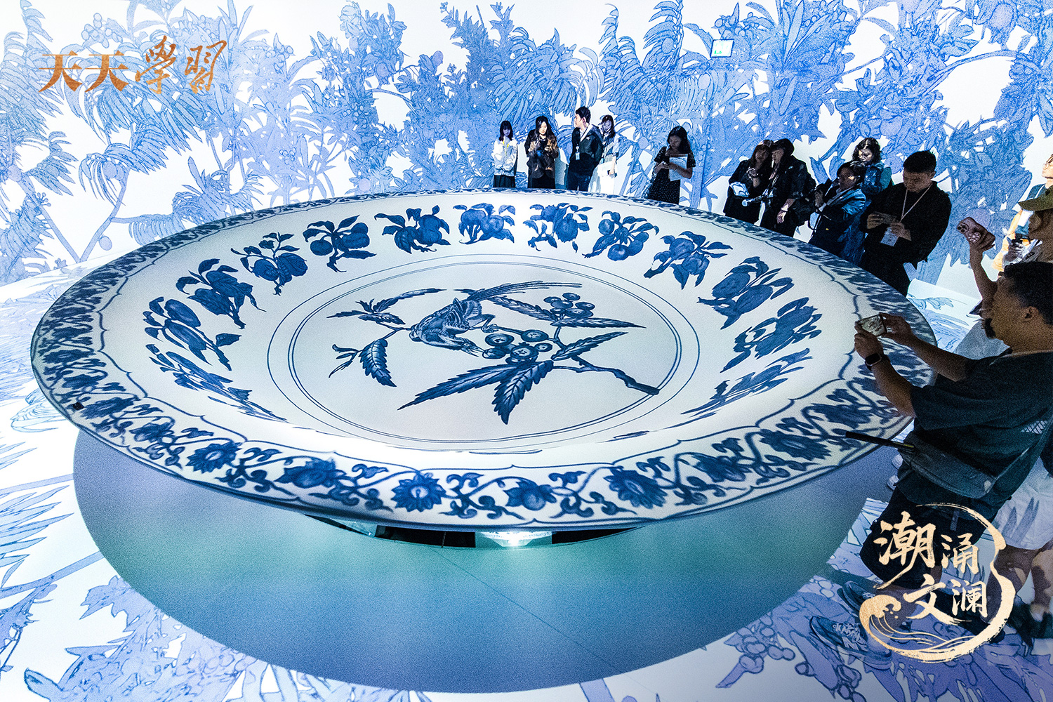 2025年5月13日，“‘紋’以載道——故宮博物院沉浸式數(shù)字體驗(yàn)展”亮相香港故宮文化博物館。