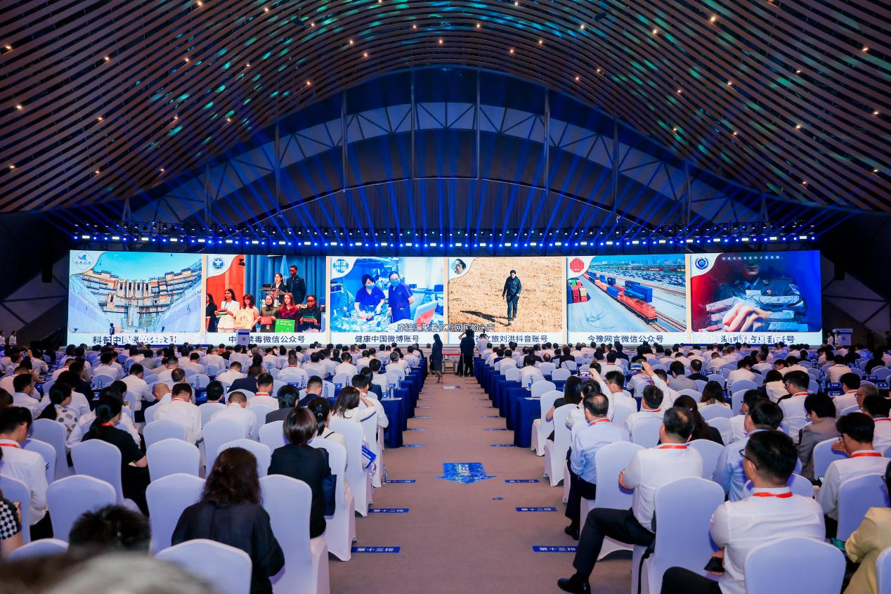 2025年中國網(wǎng)絡(luò)文明大會(huì)《走好網(wǎng)上群眾路線百個(gè)成績(jī)突出賬號(hào)推選活動(dòng)成果》發(fā)布現(xiàn)場(chǎng)。