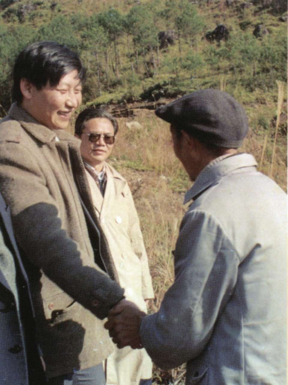 1989年1月，習近平到周寧縣走訪種林專業(yè)戶。（圖源：《習近平在寧德》）