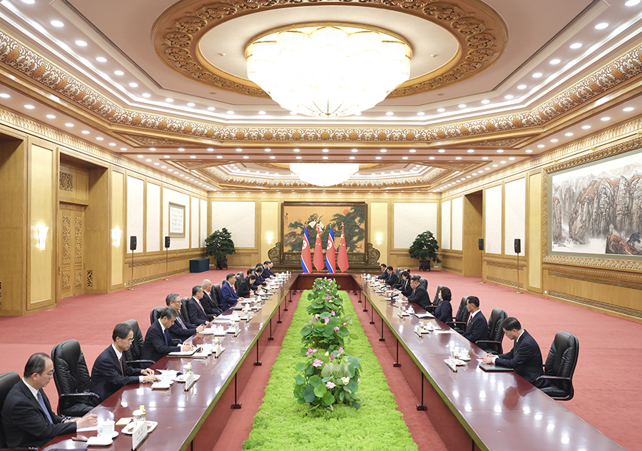 9月4日晚，中共中央總書記、國家主席習(xí)近平在北京人民大會堂同來華出席紀(jì)念中國人民抗日戰(zhàn)爭暨世界反法西斯戰(zhàn)爭勝利80周年活動的朝鮮勞動黨總書記、國務(wù)委員長金正恩舉行會談。