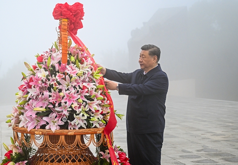 2025年7月7日，習(xí)近平總書記在位于山西省陽泉市獅腦山的百團(tuán)大戰(zhàn)紀(jì)念碑廣場，向八路軍烈士敬獻(xiàn)花籃。