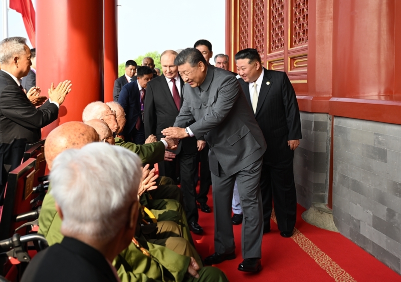 2025年9月3日，習(xí)近平總書記同抗戰(zhàn)老戰(zhàn)士老同志代表親切握手，向他們表示崇高敬意。