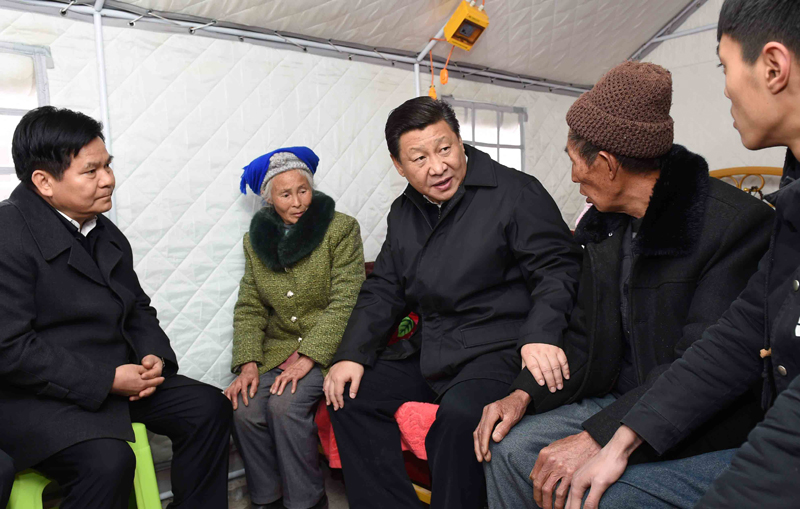 2015年1月19日，習(xí)近平總書(shū)記來(lái)到云南魯?shù)榭h小寨鎮(zhèn)甘家寨紅旗社區(qū)過(guò)渡安置點(diǎn)，看望受災(zāi)群眾甘正芬和她的老伴兒鄒體富。