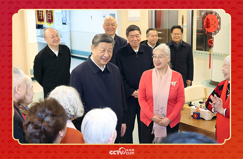 2026年2月10日，習(xí)近平總書記在北京西城區(qū)“吾老·新街”養(yǎng)老服務(wù)街區(qū)銀齡老年公寓考察時，同老人們親切交流。