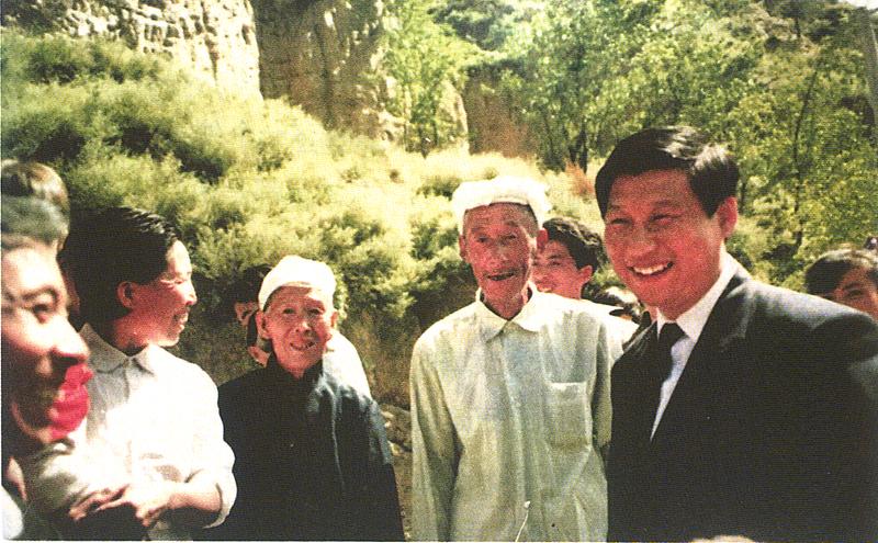 1993年9月27日，習(xí)近平回到梁家河看望鄉(xiāng)親們。