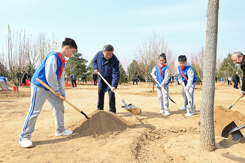 2025年4月3日，習(xí)近平總書記來到北京市豐臺(tái)區(qū)永定河畔參加首都義務(wù)植樹活動(dòng)。