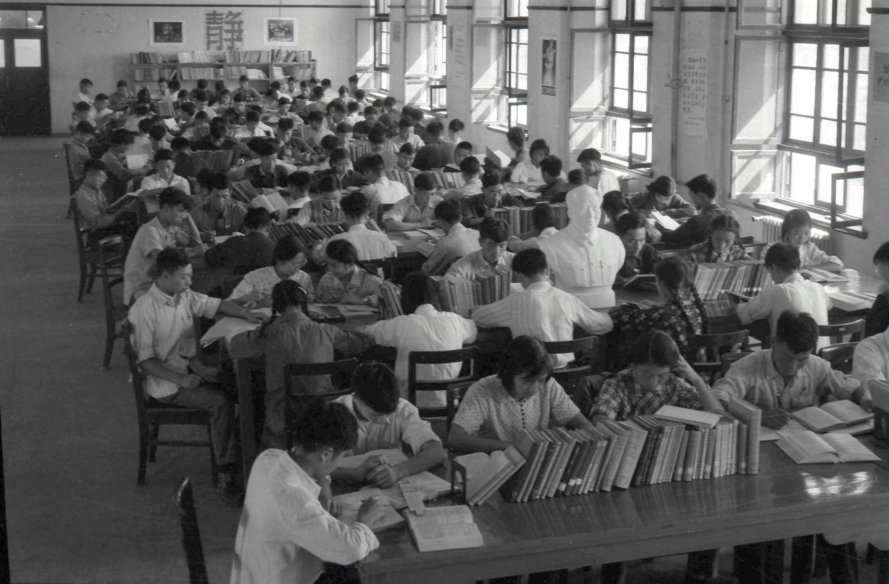 1959年，學(xué)生們?cè)谖鬟w后的交大校園圖書(shū)館閱覽室內(nèi)學(xué)習(xí)（資料照片）。