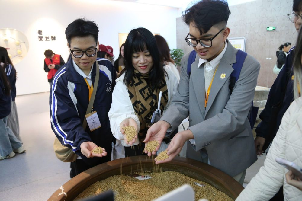2026年3月30日，參加“紅色研學(xué)之旅”的越南青年在河北參觀新農(nóng)村建設(shè)。