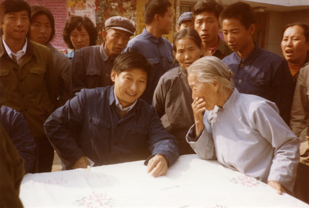這是1983年，時(shí)任河北正定縣委書記的習(xí)近平，臨時(shí)在大街上擺桌子聽取老百姓意見。