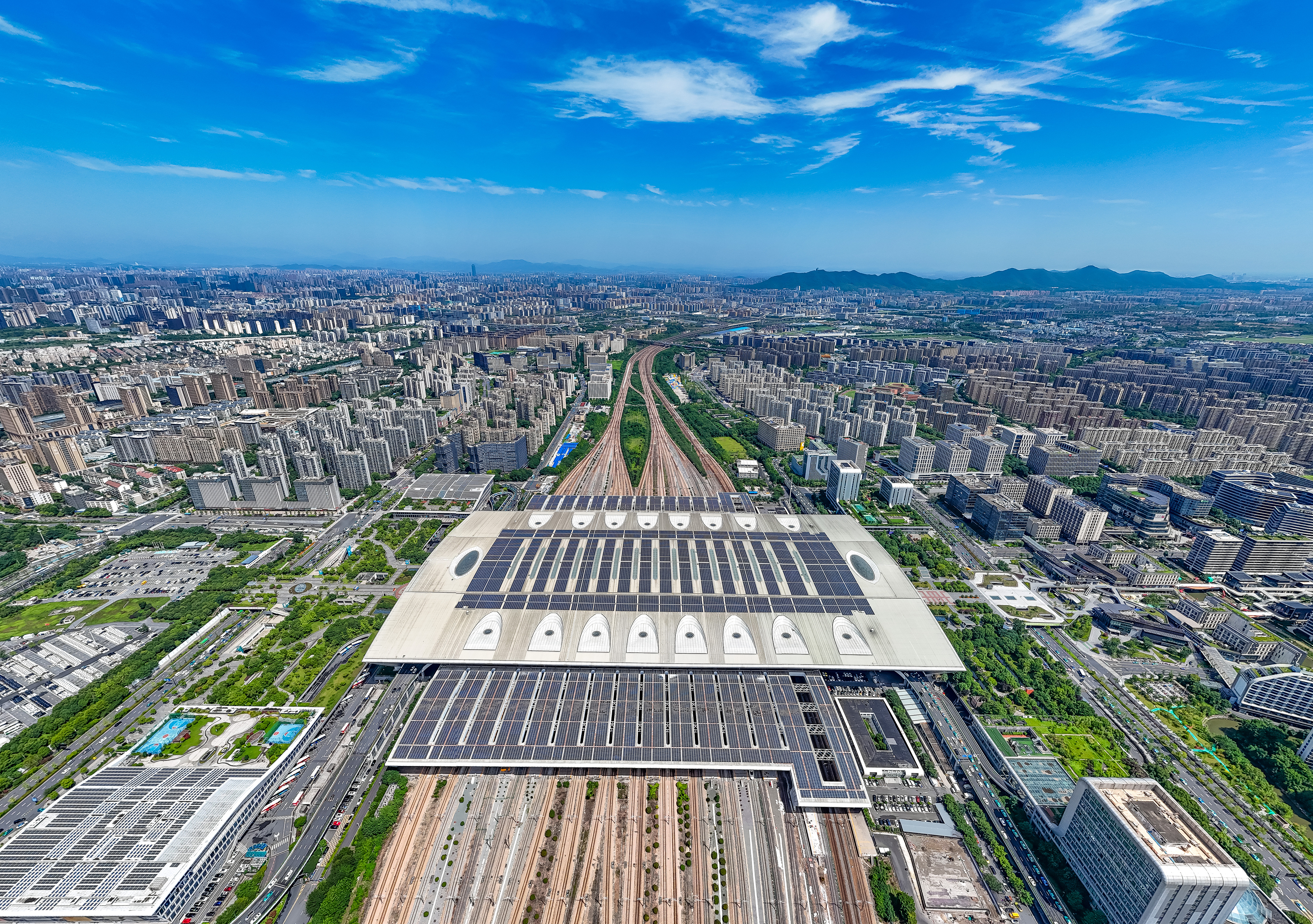 2025年10月29日，浙江杭州，航拍杭州東站站房屋頂及南北雨棚光伏發(fā)電方陣。