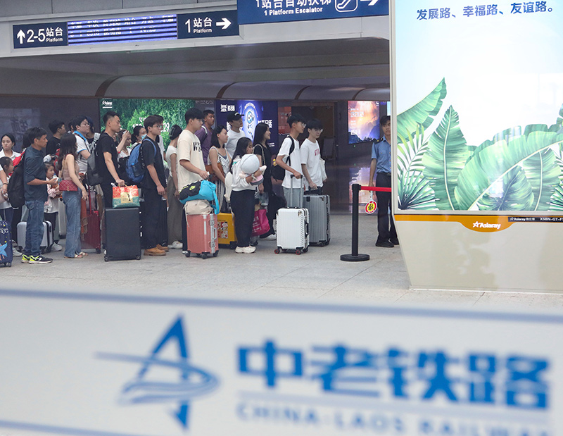 在云南景洪市的中老鐵路西雙版納站，旅客有序進(jìn)入站臺(tái)乘車（2023年10月5日攝）。