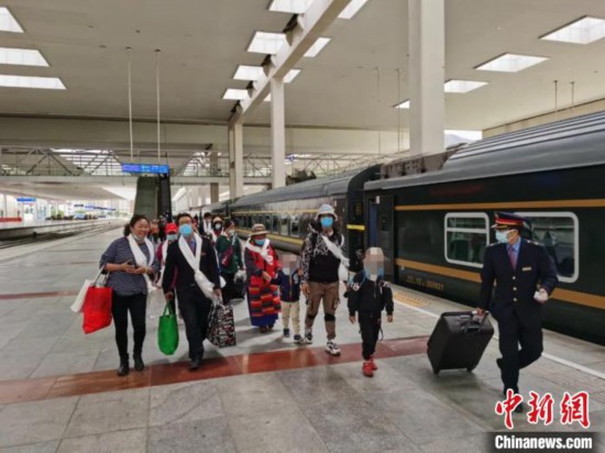 圖為拉薩車站工作人員為西藏先心病患兒和陪同人員提供“綠色”接力幫扶，并開(kāi)通了專門通道，讓他們快速進(jìn)站上車。拉薩車站 供圖