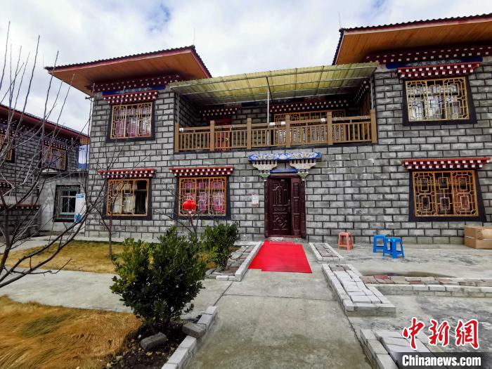 圖為林芝米林縣羌納鄉(xiāng)西嘎村村民家家戶戶發(fā)展庭院經(jīng)濟(jì)，院內(nèi)種滿了各種果樹(shù)?！≮w延 攝