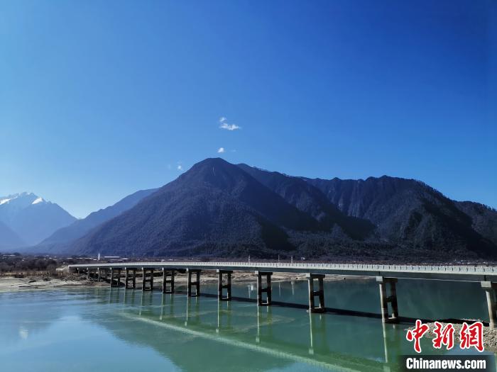 圖為現(xiàn)在已經(jīng)通車(chē)的魯霞大橋?！≮w延 攝